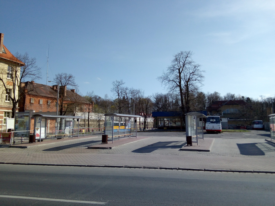 Dworzec autobusowy w Prudniku. Również w tej części Opolszczyzny znacznie zredukowano kursy komunikacji publicznej [zdj. Jan Poniatyszyn]