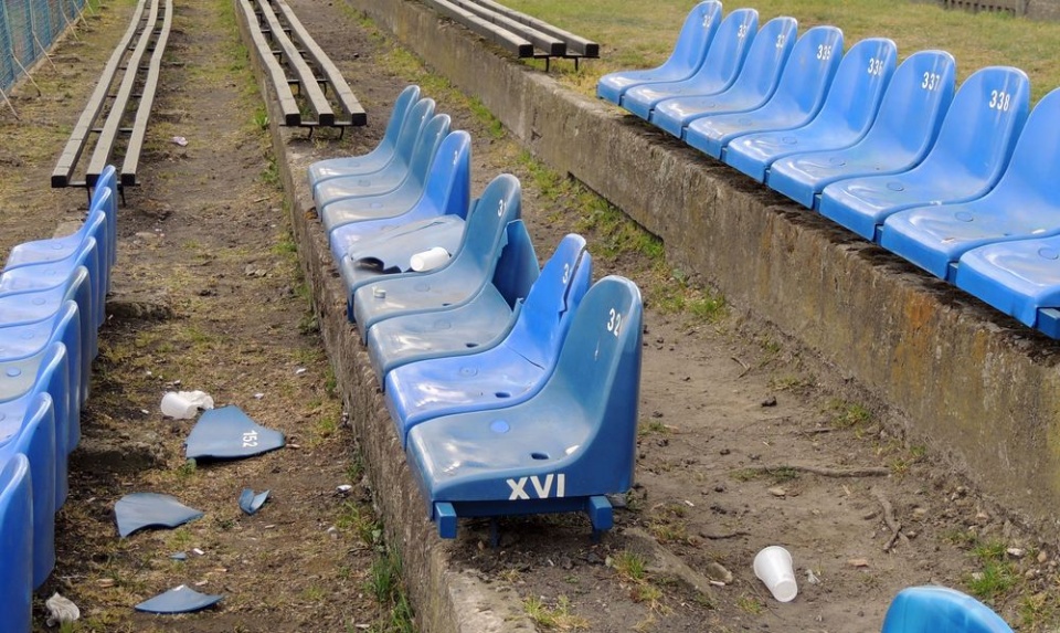zniszczone krzesełka na stadionie w Prudniku [fot. Opolska Policja]
