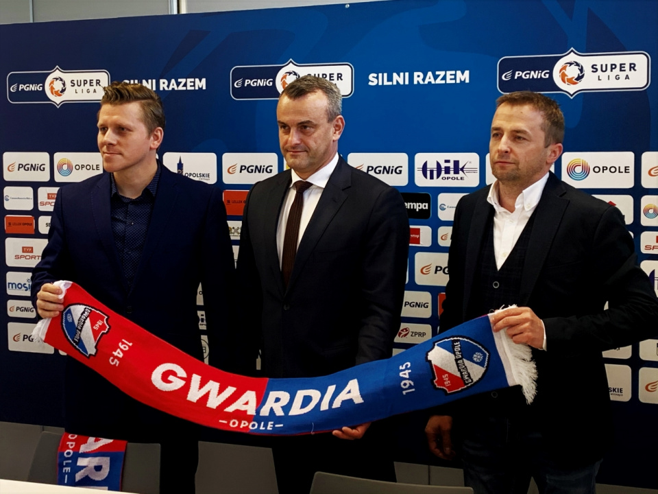Wojciech Radziewicz (w środku) nowym właścicielem Gwardii Opole [fot. Paweł Konieczny]