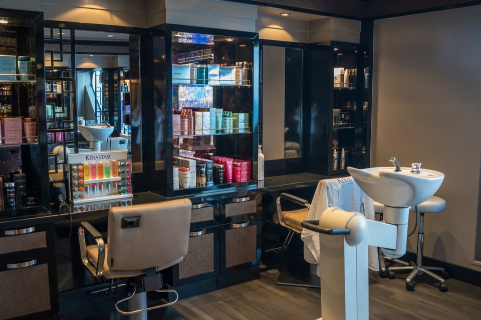 Od 18 maja otwarte restauracje, zakłady kosmetyczne i fryzjerskie. Rusza kolejny etap odmrażania gospodarki [fot. Pixabay]