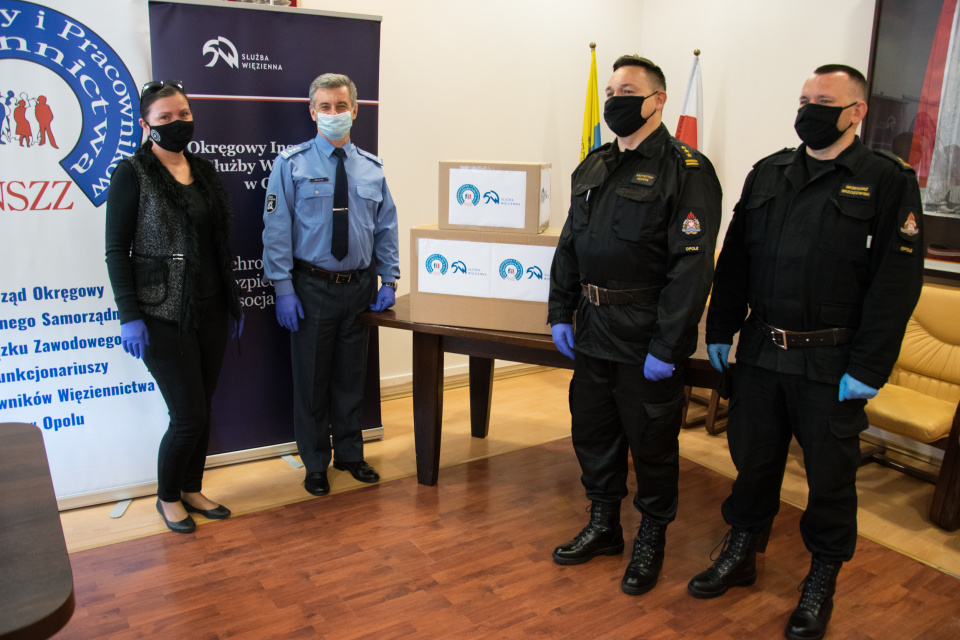 przekazanie maseczek uszytych przez skazanych foto: Okręgowy Inspektorat Służby Więziennej w Opolu