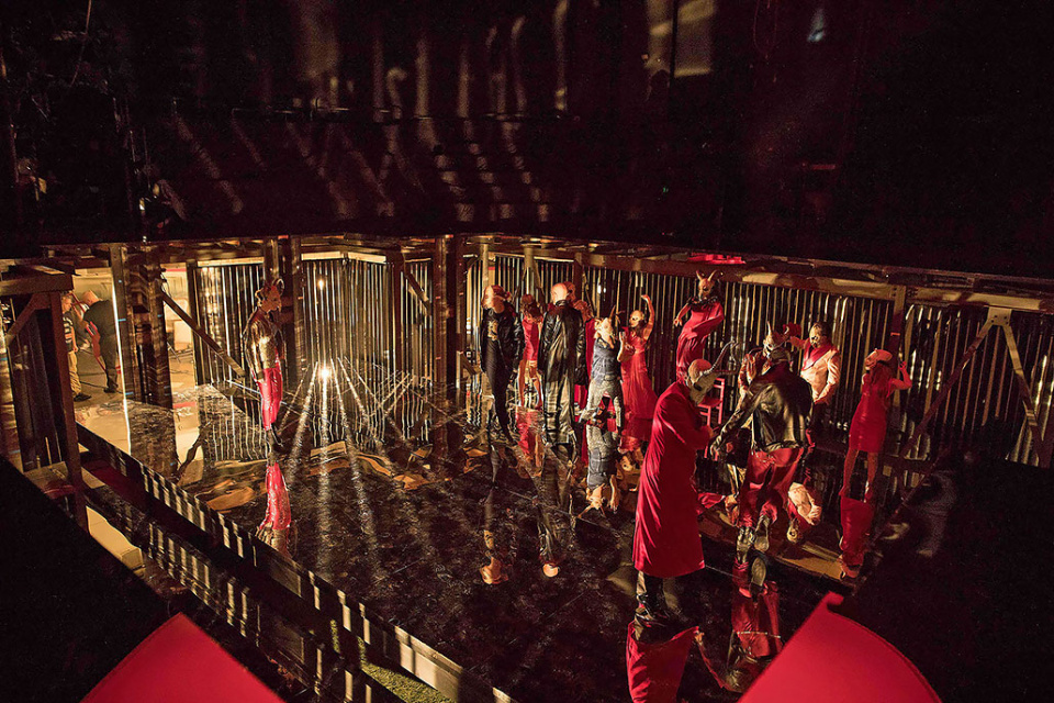 Zdjęcie ze spektaklu "Romeo i Julia" [fot. Edgar de Poray, materiały Teatru im. Jana Kochanowskiego]