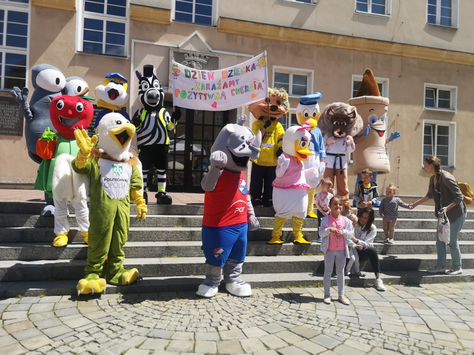 Opole: Kolorowy korowód pluszowych maskotek z okazji Dnia Dziecka [fot. Katarzyna Doros]