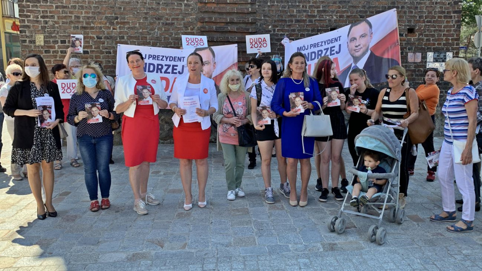 Kobiety manifestowały na ulicach Nysy swoje poparcie dla prezdenta Andrrzeja Dudy [fot. Daniel Klimczak]