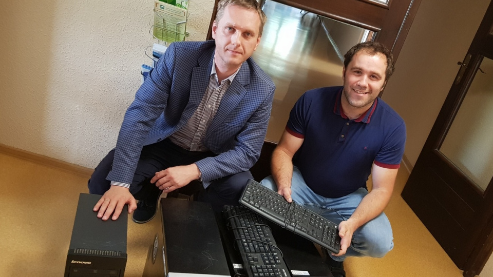 Łukasz Jastrzembski i Marcin Mond z komputerami, które trafią do organizacji społecznych [fot. A. Pospiszyl]