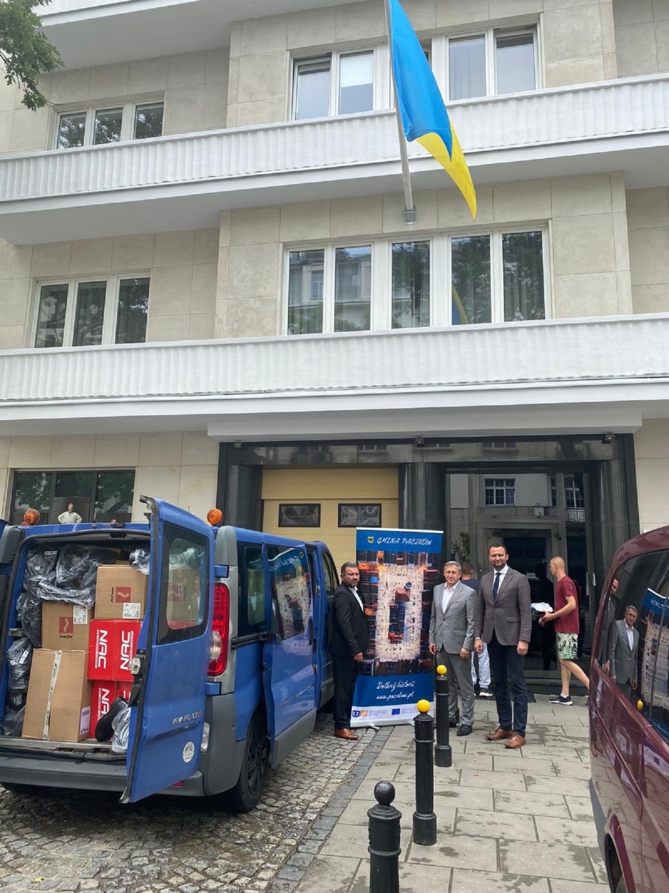 Ambasador Ukrainy w Polsce Andrii Deshchytsia (w środku) i burmistrz Paczkowa Artur Rolka [zdj.twitter@ADeshchytsia]