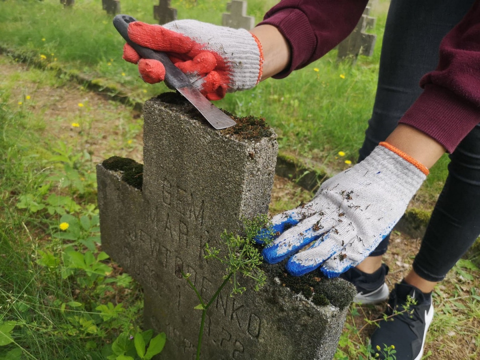 "Żeby przyszłe pokolenia mogły odnaleźć przodków". Młodzież pomaga w oczyszczaniu krzyży na Starym Cmentarzu Jenieckim w Łambinowicach [fot. Katarzyna Doros]