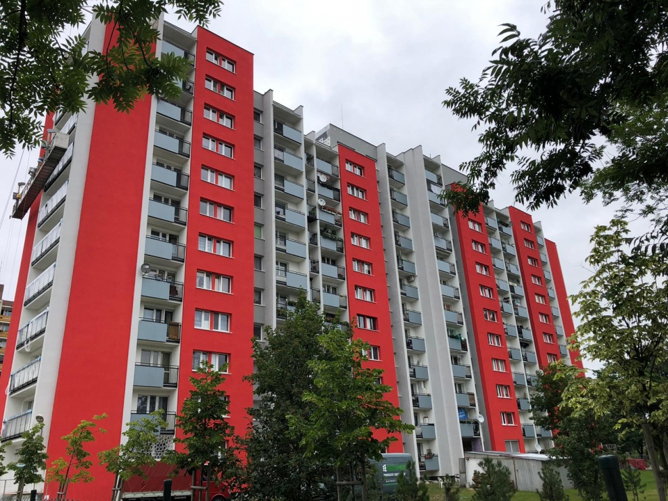 Niektórym mieszkańcom bloków przy ul. Prószkowskiej nie pasuje nowy kolor elewacji bloku [fot.M.Matuszkiewicz]