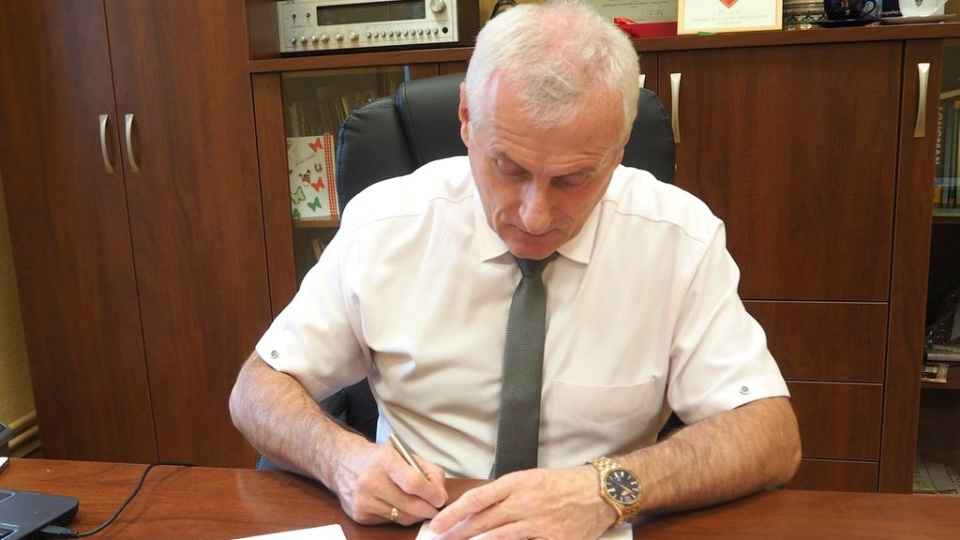 Burmistrz Artur Tomala podpisujący umowę o dotację z PROW [fot. www.facebook.com/Urząd Miejski w Gorzowie Śląskim]