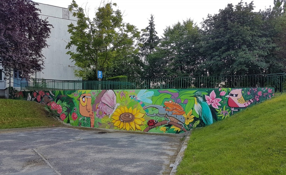 Kolorowa miejska dżungla zdobi ścianę przy Domu Dziennego Pobytu „Złota Jesień” w Opolu [fot. DDP "Złota Jesień"]