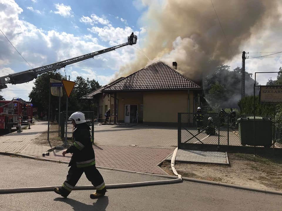 Pożar przychodni w Praszce [fot. www.facebook.com/Oleskie Jednostki Pożarnicze]