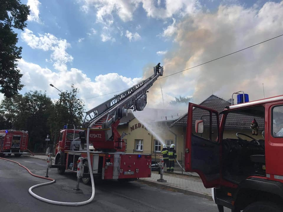 Pożar przychodni w Praszce [fot. www.facebook.com/Oleskie Jednostki Pożarnicze]