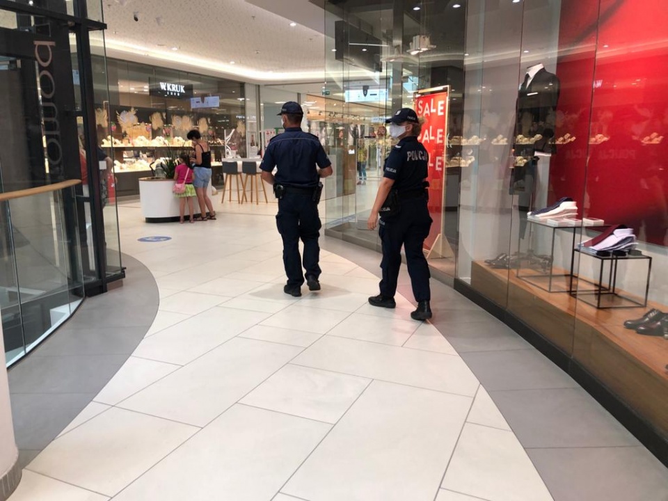 Opolska policja kontroluje galerie handlowe [fot.M.Matuszkiewicz]