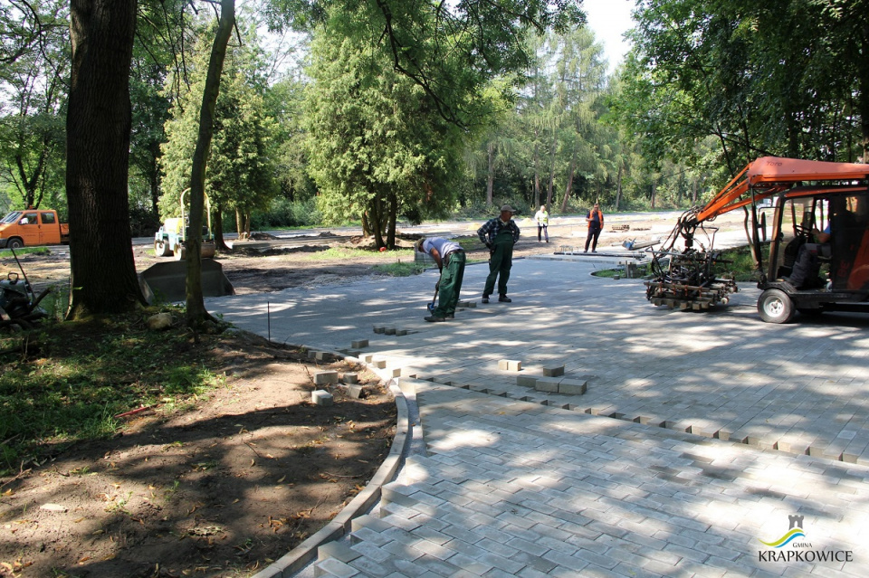 Trwa modernizacja parku w w Krapkowicach Otmęcie [fot. Gmina Krapkowice]