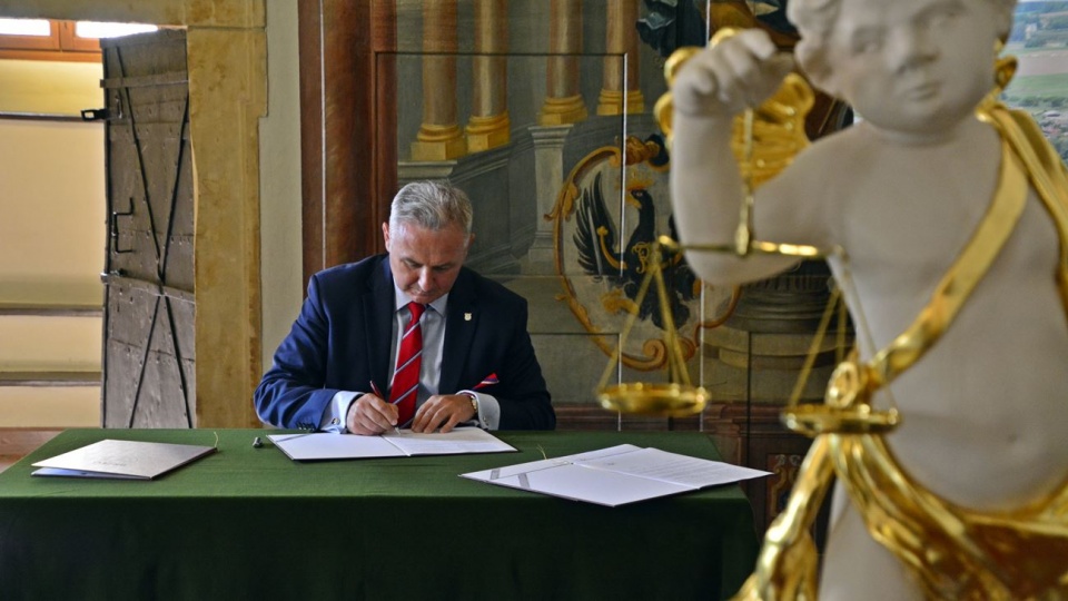 Podpisanie umowy na wyposażenie brzeskiego ratusza [fot. Daniel Klimczak]