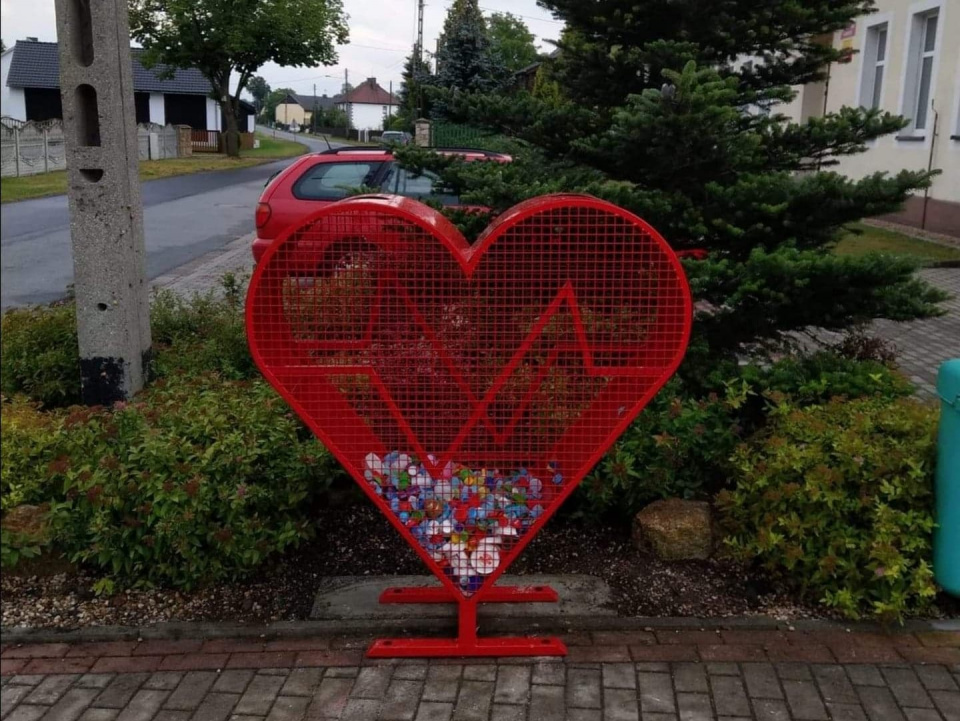 Sołectwo Borycz w gminie Izbicko ma swoje metalowe serce na plastikowe korki [fot. Stefan Szlapa]