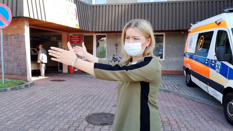 Jolanta Ryndak pokazuje, w którym miejscu zainstalowana zostanie śluza [fot. starostwo powiatowe w Opolu]