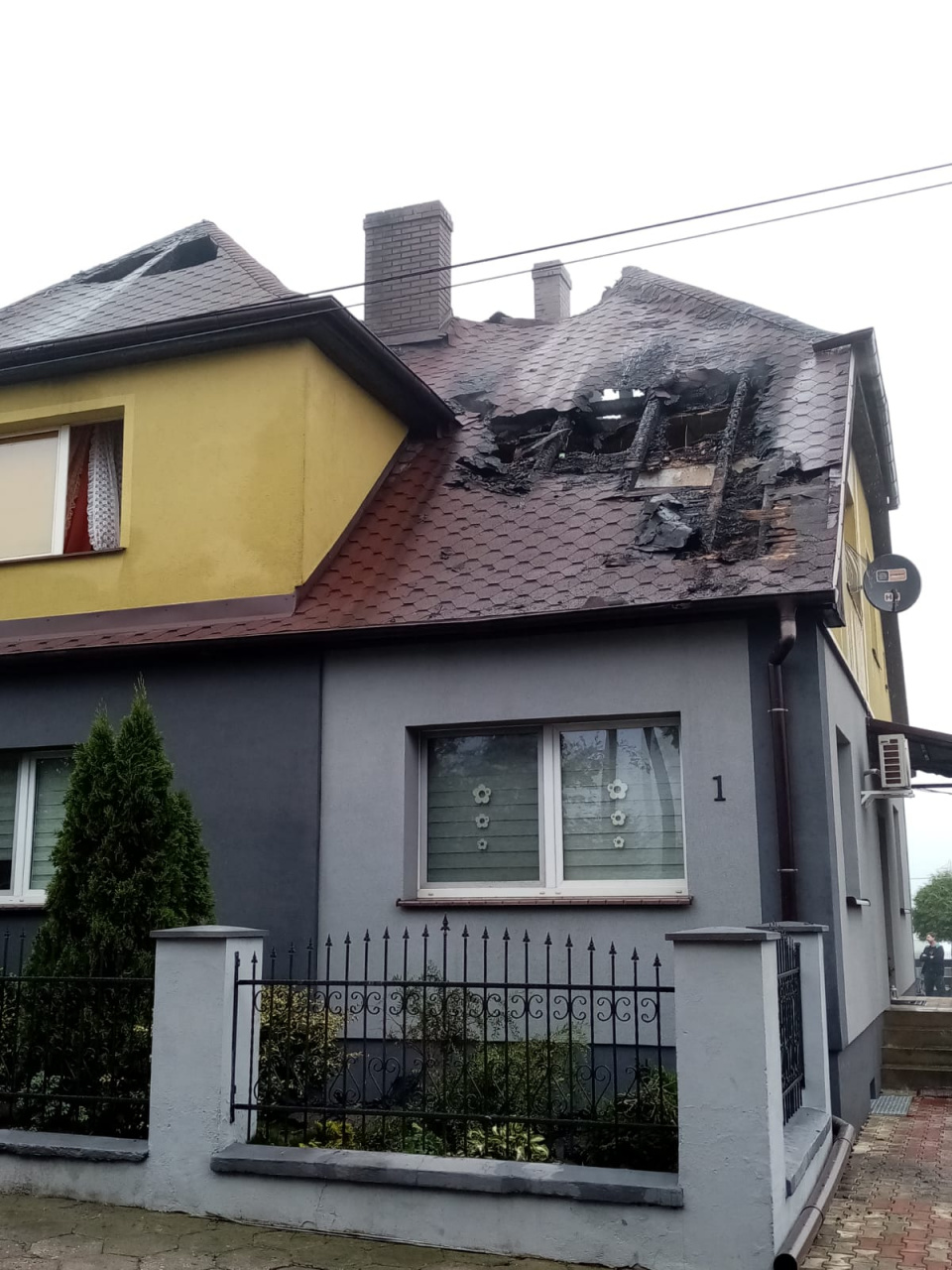 Piorun uderzył w dom w Krotoszynie w nocy z soboty na niedzielę. [fot. www.zrzutka.pl]