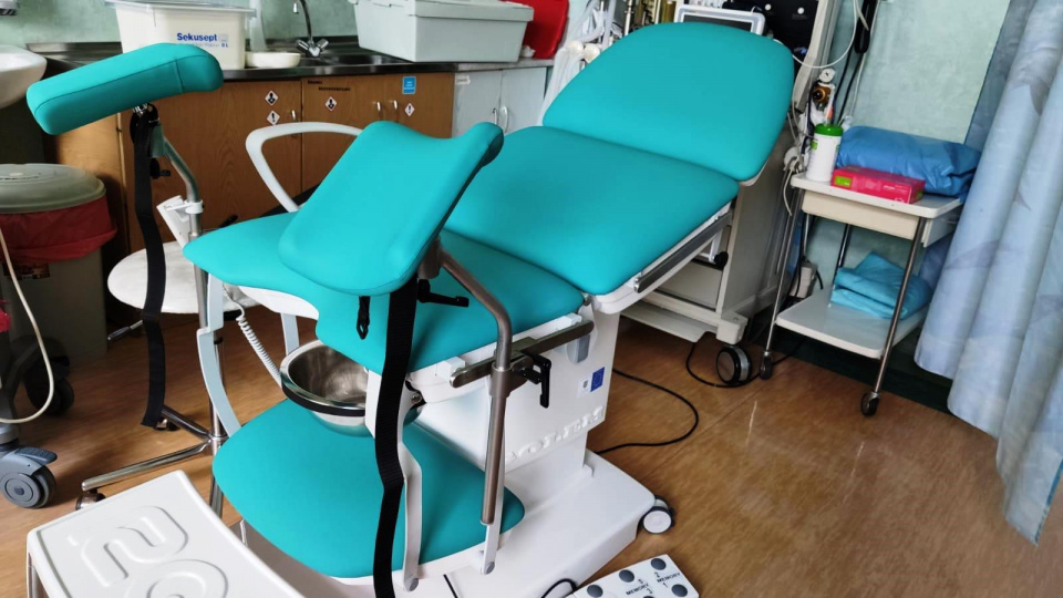 Fotel ginekologiczny kupiony przez kozielski szpital [fot. mat. Starostwa Powiatowego w Kędzierzynie-Koźlu]
