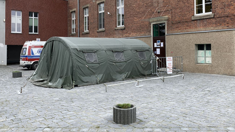 Szpital zapewnia, że chce postawić konterener lub dodatkowe namioty dla pacjentów oczekujących na wejście do budynku [fot. Daniel Klimczak]
