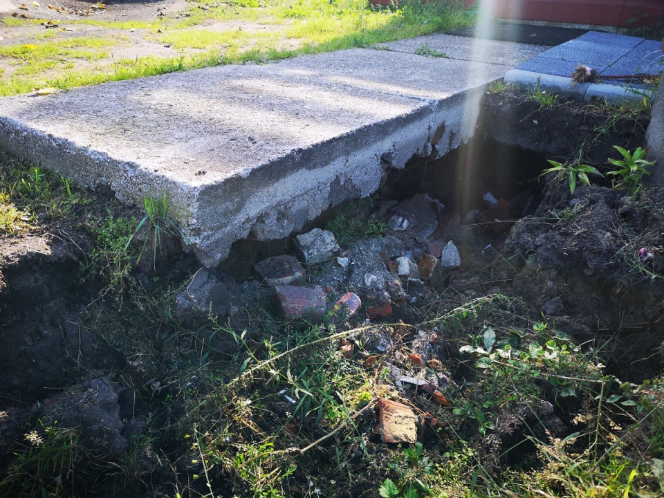 INTERWENCJA. Woda ściekająca z drogi w Komprachcicach miała wydrążyć dziurę na posesji. [fot. Katarzyna Doros]