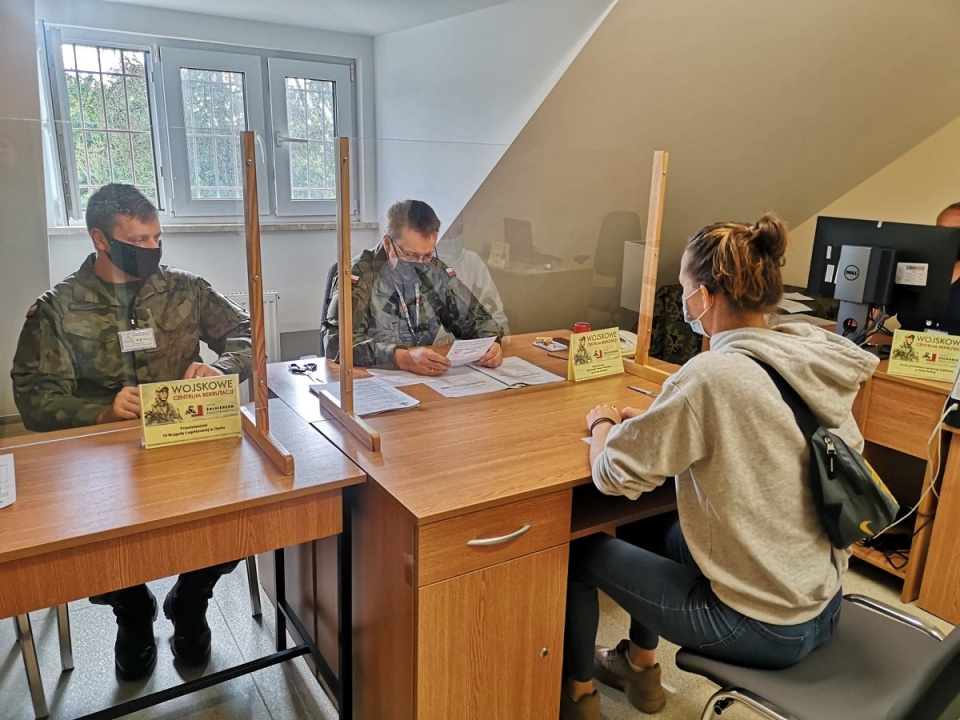 Kandydaci do służby w Wojskowym Centrum Rekrutacji w WKU w Opolu [fot. Katarzyna Doros]
