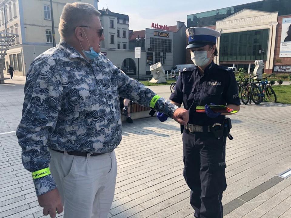 Opolscy policjanci uczyli mieszkańców, jak prawidłowo nosić odblaski, aby być widocznym [fot.M.Matuszkiewicz]