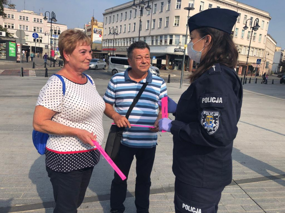 Opolscy policjanci uczyli mieszkańców, jak prawidłowo nosić odblaski, aby być widocznym [fot.M.Matuszkiewicz]