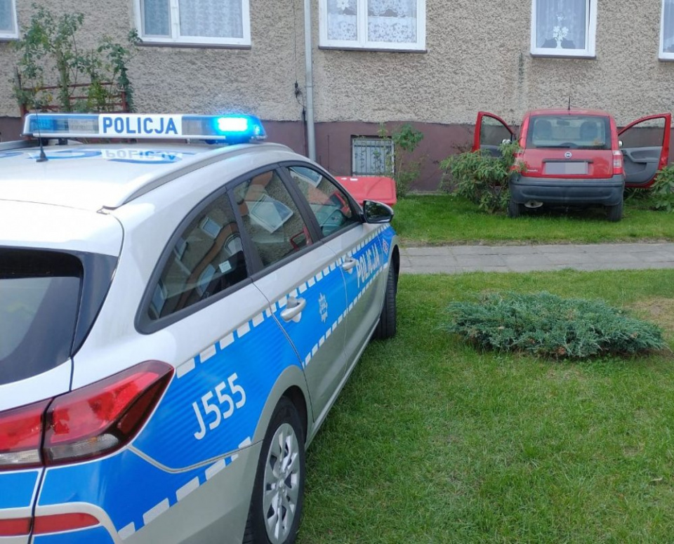 Nietrzeźwa 58-latka wjechała w budynek (fot. KPP Namysłów)