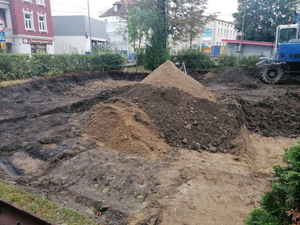 Ludzkie kości znaleziono podczas prac ziemnych przy dawnej szkole nr 1 w Strzelcach Opolskich [fot. M. Kornaga]