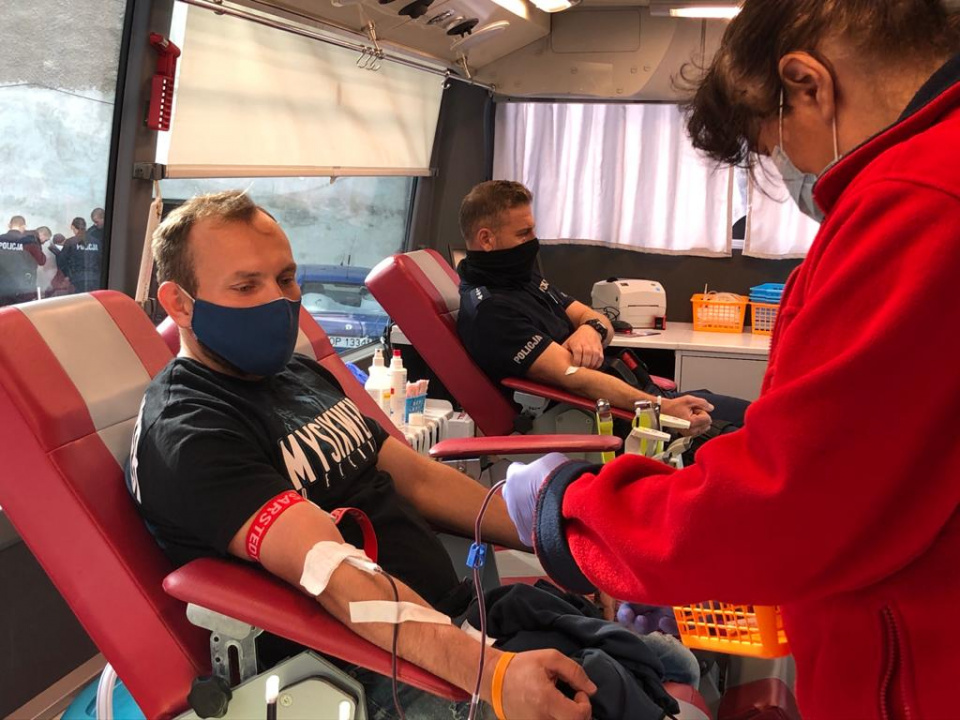 Opolscy policjanci i żołnierze z 10. Opolskiej Brygady Logistycznej oddają krew dla 6-letniego Adasia [fot.M.Matuszkiewicz]