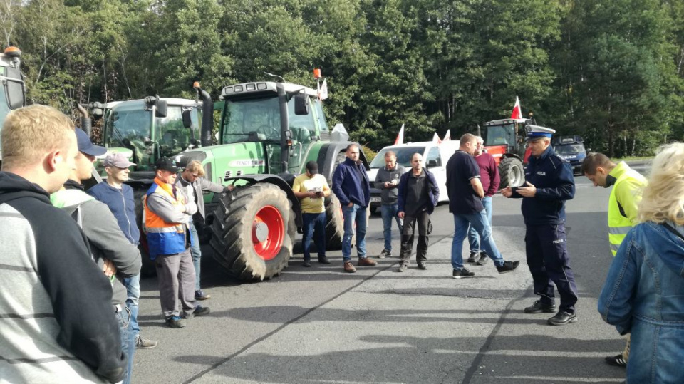 Policja pouczyła rolników, że blokowanie ruchu na trasie będzie karane [fot.P.Wójtowicz]