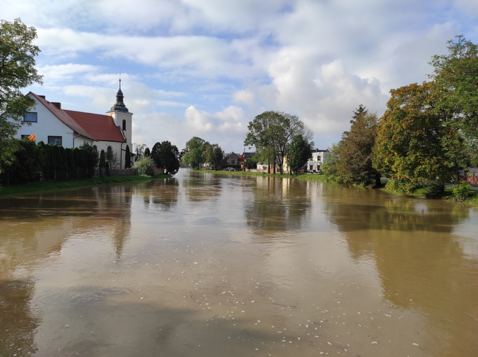 W gminie Głogówek nadal utrzymuje się wysoki poziom wody m.in. w Osobłodze [zdj. UM Głogówek]