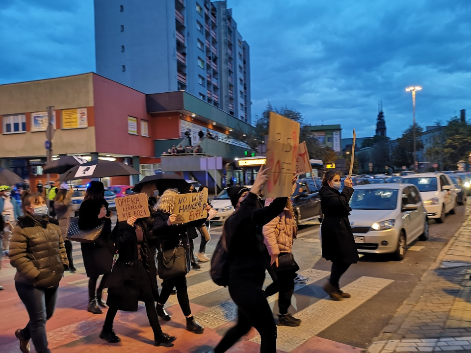 Ogólnopolski Strajk Kobiet w Opolu sparaliżował ulice stolicy regionu. "Walczymy o prawo do wyboru" [fot. Katarzyna Doros]