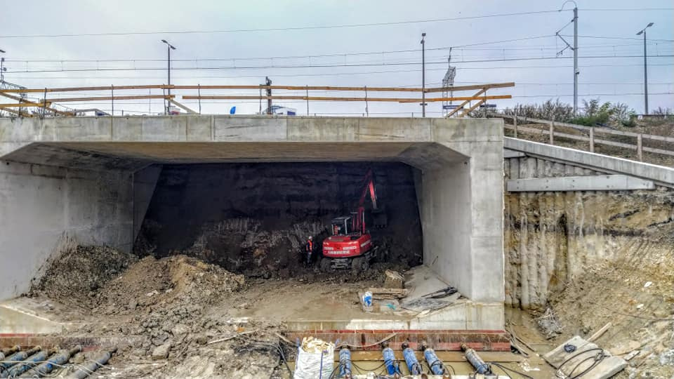 Rozpoczęto wpychanie tunelu pod nasyp kolejowy w rejonie dworca Opole Wschodnie [MZD]
