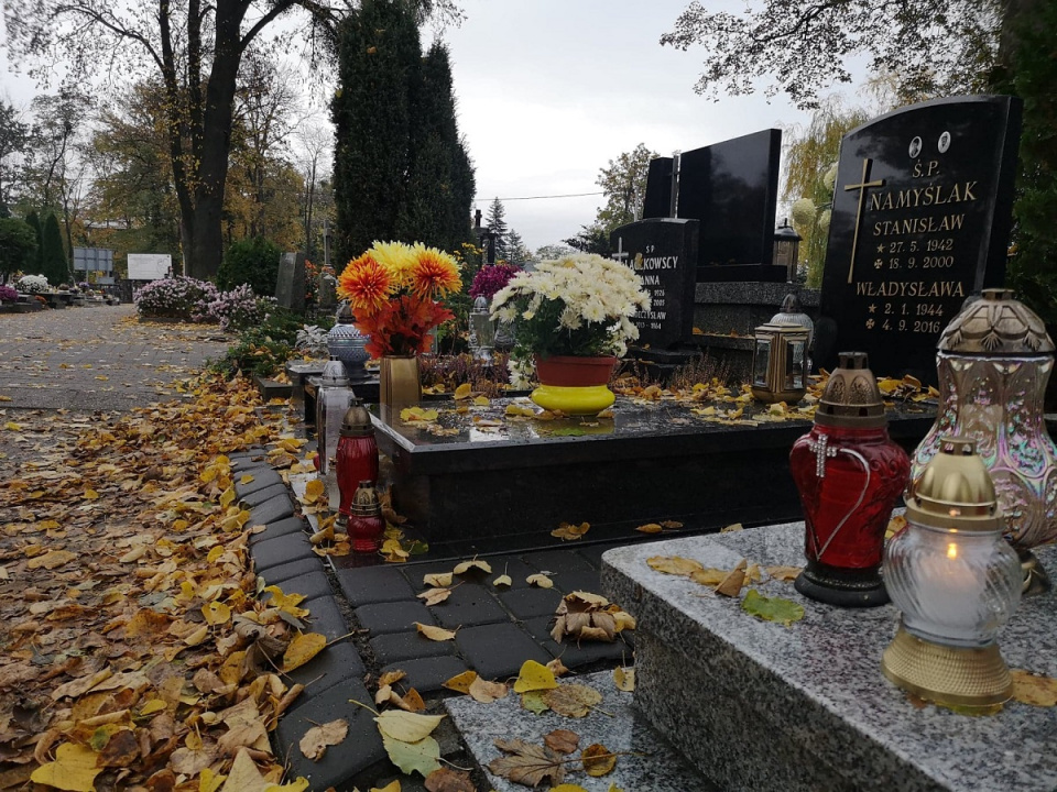 Mieszkańcy Strzelec Opolskich od rana tłumnie odwiedzają groby bliskich na cmentarzu parafialnym [fot. Katarzyna Doros]