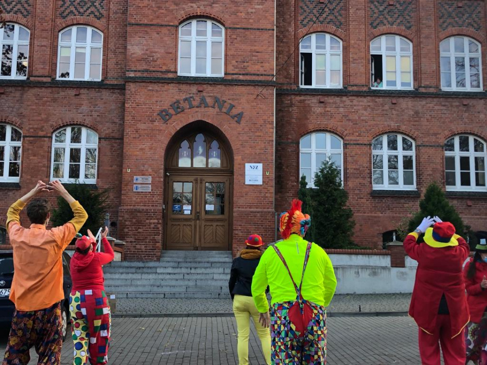 Wolontariusze z fundacji "Dr Clowna" odwiedzili seniorów z Hospicjum "Betania" w Opolu [fot.M.Matuszkiewicz]
