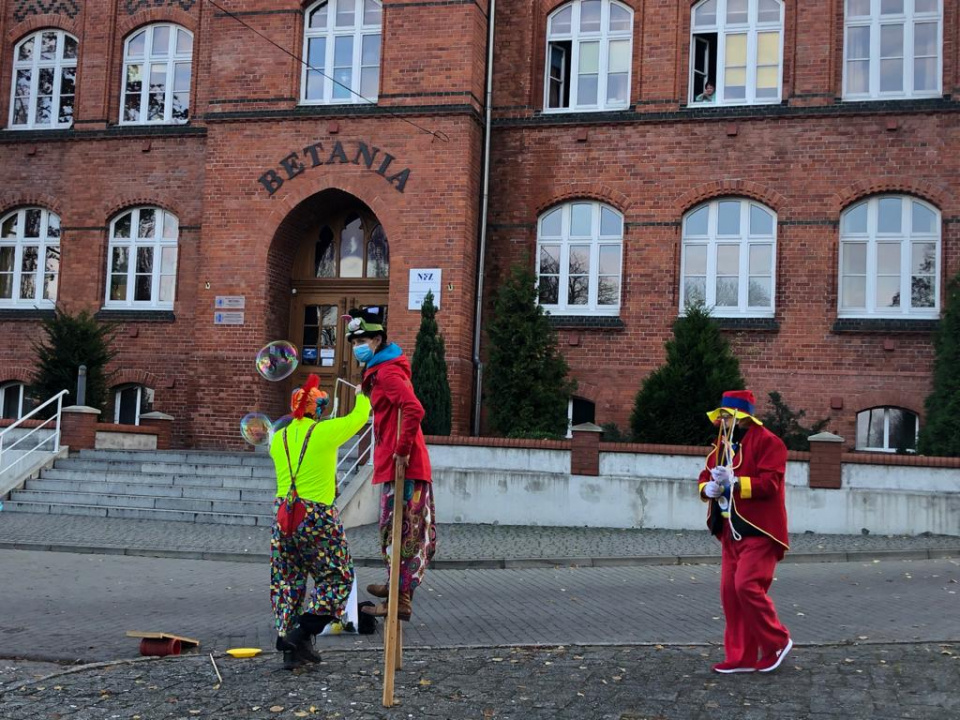 Wolontariusze z fundacji "Dr Clowna" odwiedzili seniorów z Hospicjum "Betania" w Opolu [fot.M.Matuszkiewicz]