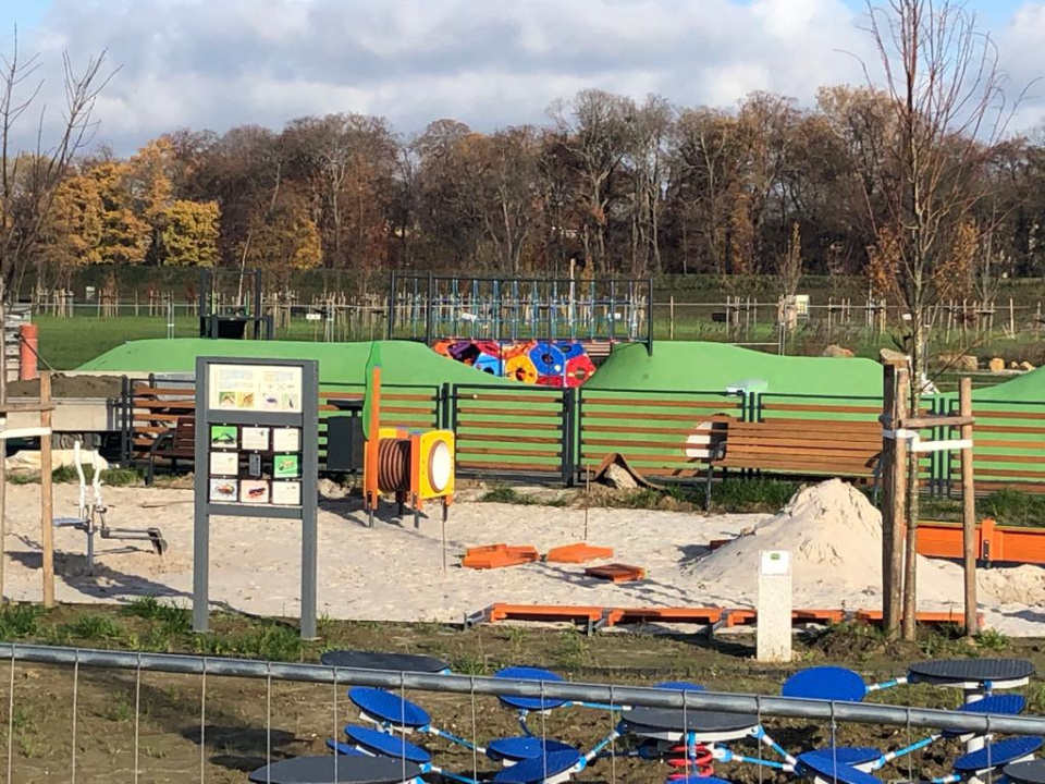 Kończy się budowa nowego placu zabaw dla dzieci w Parku 800-lecia [fot.M.Matuszkiewicz]
