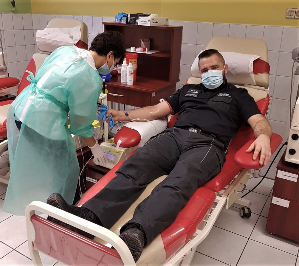 Funkcjonariusze Aresztu Śledczego w Opolu oraz Oddziału Zewnętrznego w Turawie oddali krew [fot.www.sw.gov.pl]