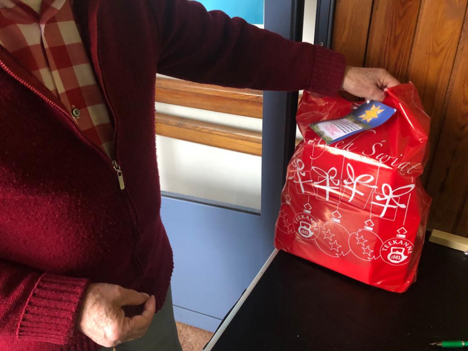 Podopieczni Domu Dziennego Pobytu "Złota Jesień" otrzymali paczki świąteczne [fot.M.Matuszkiewicz]