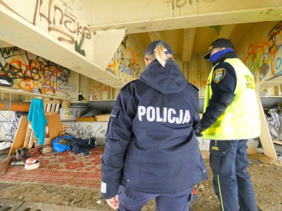 Kędzierzyn-Koźle: policjanci i strażnicy miejscy sprawdzają miejsca, w których mogą przebywać bezdomni