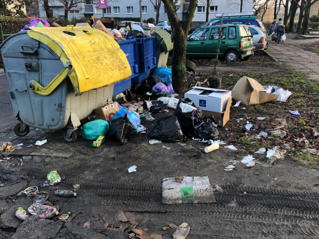 Od kilku miesięcy w centrum Opola trwa walka ze śmieciami. Mieszkańcy są bezradni