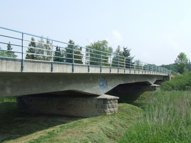 Na DK 40 w Mochowie kierowcy muszą korzystać z tymczasowego mostu