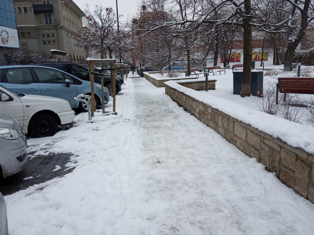 Zimowe warunki na drogach i chodnikach. Apelujemy o ostrożność