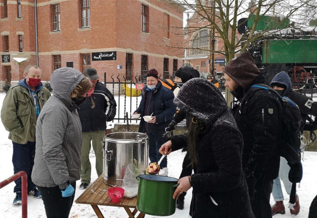 Kolektyw Jedzenie zamiast bomb częstował ciepłym posiłkiem w Opolu. Kiedy mróz ściska, przybywa bezdomnych potrzebujących takiej pomocy