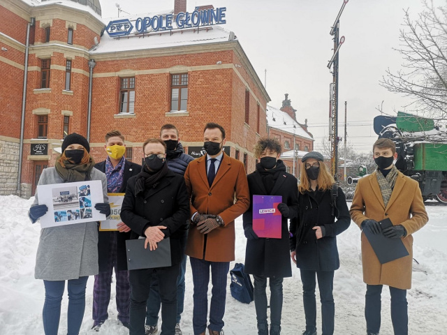 Młodzież Mniejszości Niemieckiej przeciw demontażowi dwujęzycznych tablic na dworcach w Chrząstowicach i Dębskiej Kuźni