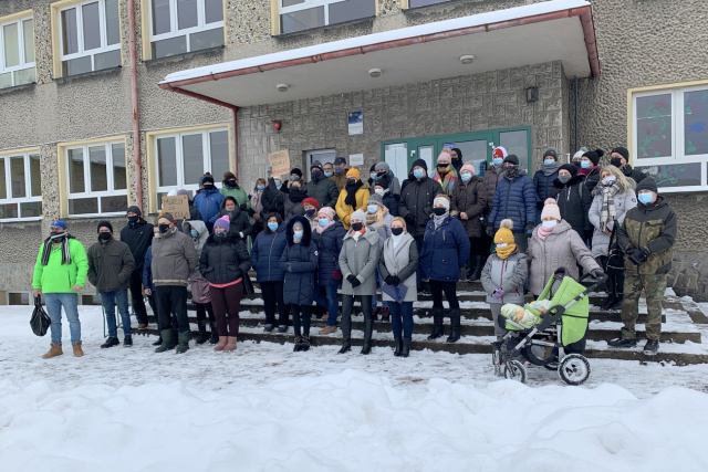 Rodzice uczniów z Suchej protestują przeciw likwidacji ich szkoły i połączenia z podstawówką w Rozmierce