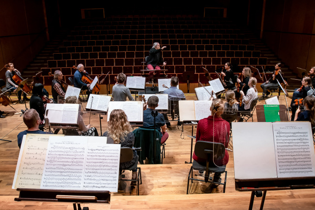 Cztery struny, czwarta symfonia i dwóch wybitnych muzyków w Filharmonii Opolskiej