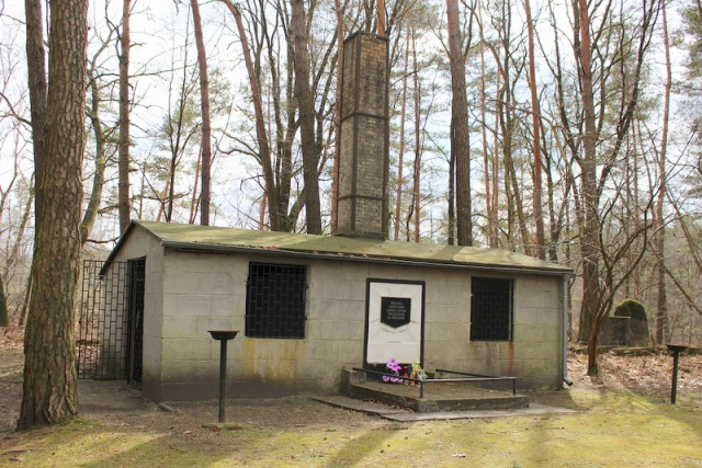 Konserwatorzy zabezpieczą budynek krematorium w dawnym, największym podobozie byłego niemieckiego, nazistowskiego obozu koncentracyjnego i zagłady Auschwitz-Birkenau